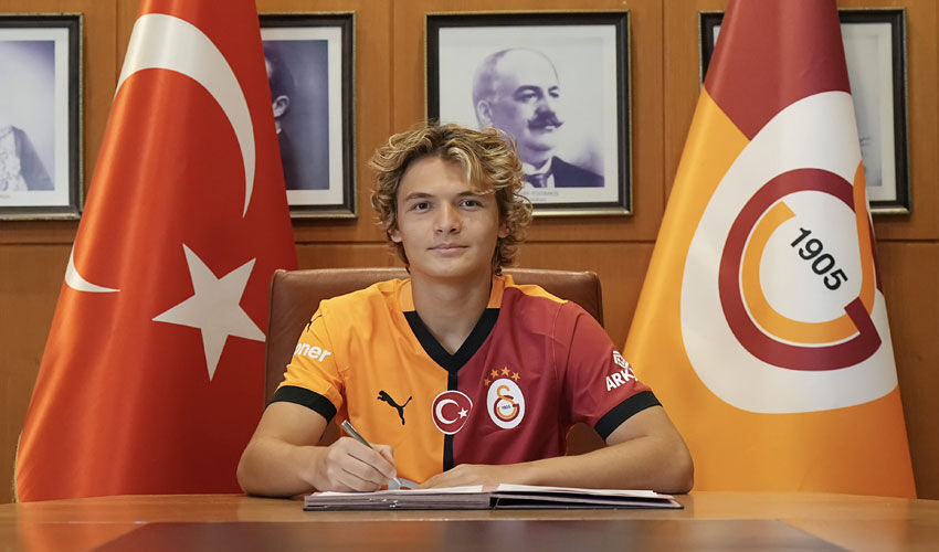 Arda Turan 'beni çok etkiliyor' demişti! Galatasaray genç yıldızla 4 yıllık sözleşme imzaladı Arda Turan 'beni çok etkiliyor' demişti! Galatasaray genç yıldızla 4 yıllık sözleşme imzaladı - 1. Resim