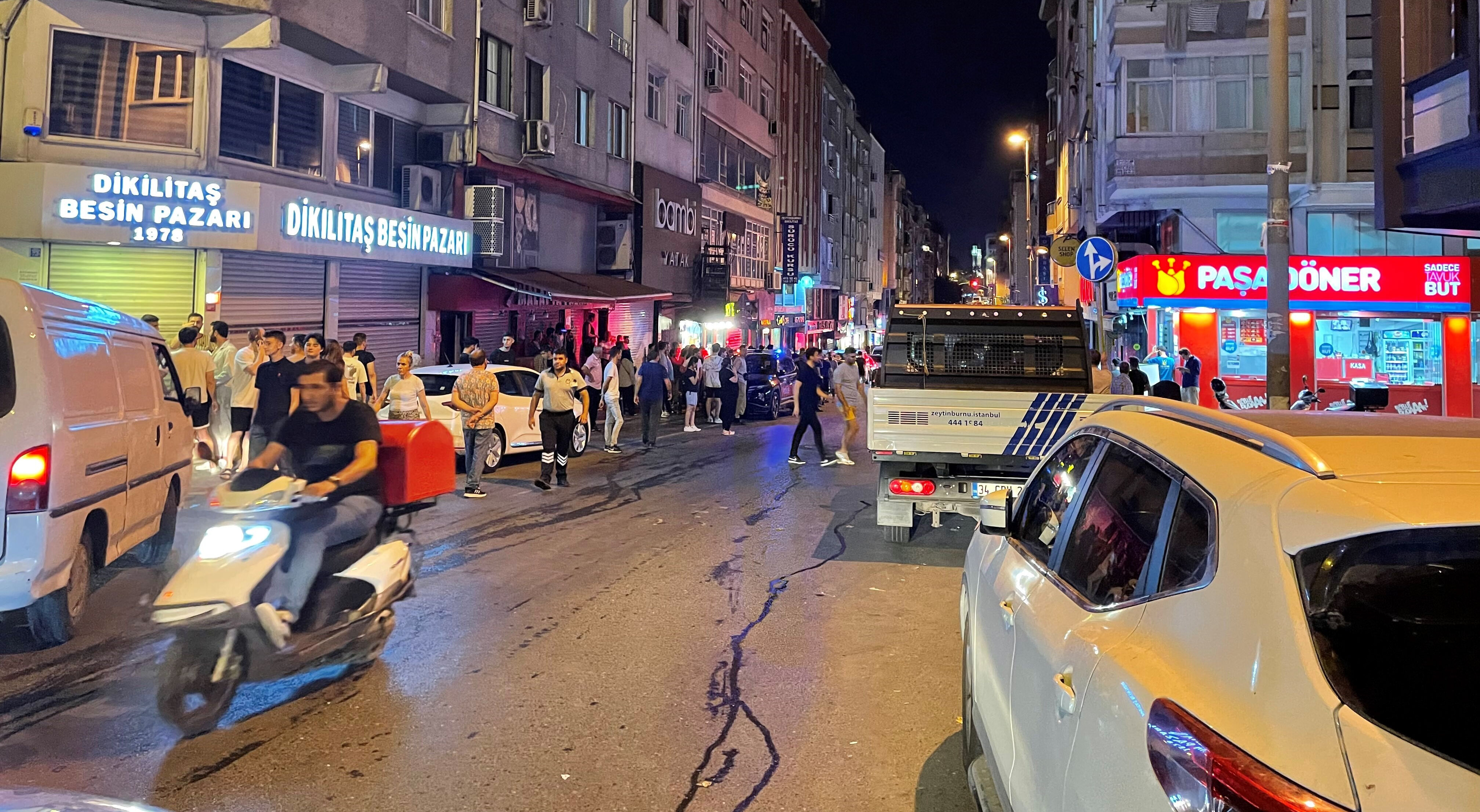 Faciaya ramak kala! Tekel bayinin asma tavanı çöktü, devreye vatandaşlar girdi - 1. Resim