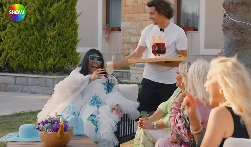 Garsona ‘çirkinsin’ deyip kahkaha atan Bülent Ersoy tepki topladı - 1. Resim