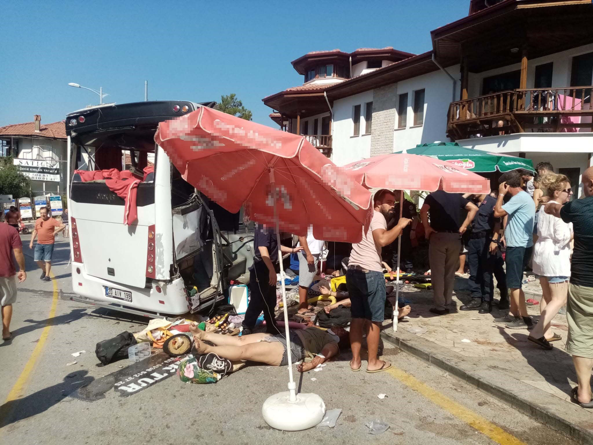 Muğla'da tur otobüsü dehşet saçtı: 2 kişi öldü, çok sayıda yaralı var Muğla'da tur otobüsü dehşet saçtı: Çok sayıda yaralı var - 2. Resim