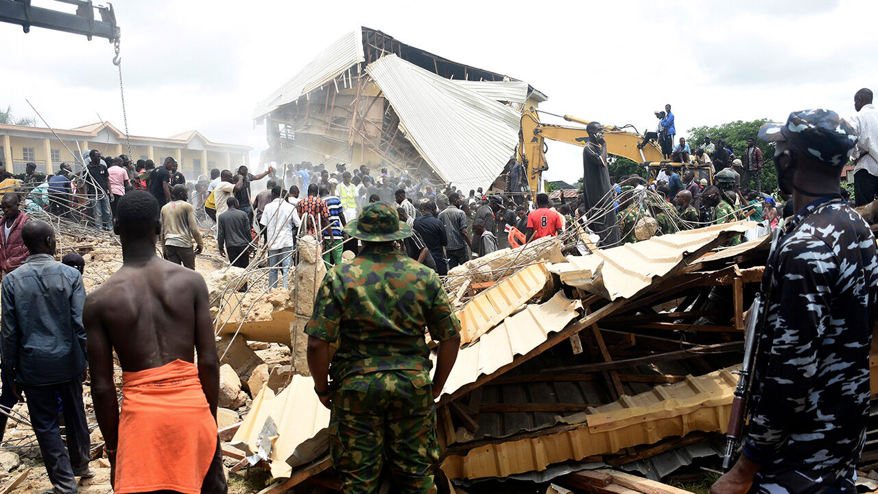 Öğrenciler sınavdayken okul binası çöktü! Ölü sayısı artıyor Öğrenciler sınavdayken okul binası çöktü! Ölü sayısı artıyor - 1. Resim