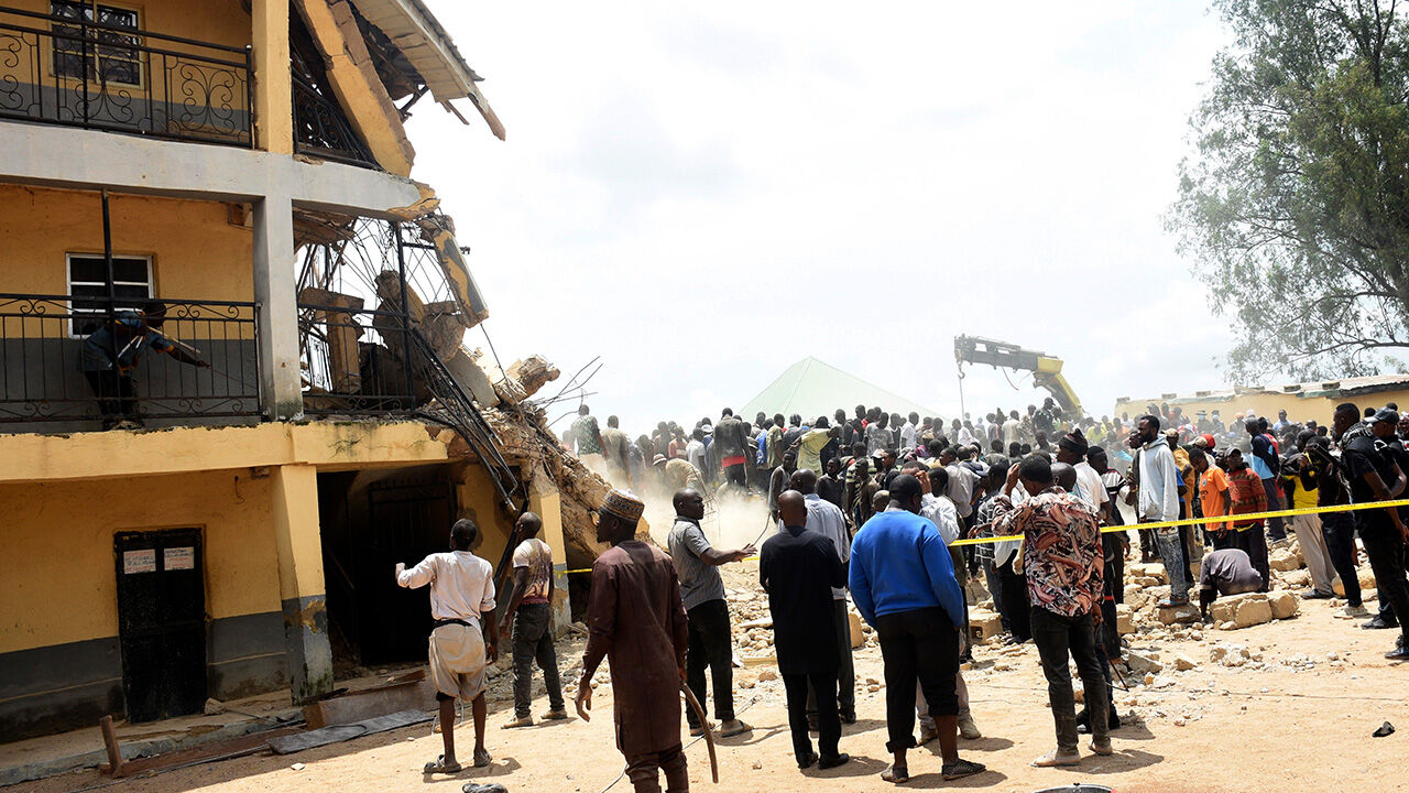 Öğrenciler sınavdayken okul binası çöktü! Ölü sayısı artıyor Öğrenciler sınavdayken okul binası çöktü! Ölü sayısı artıyor - 2. Resim