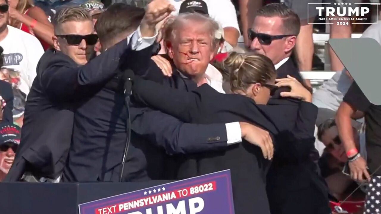 26 yıl sonra benzer görüntüler... Trump'a suikast girişimi Turgut Özal'a düzenlenen saldırıyı akıllara getirdi - 1. Resim