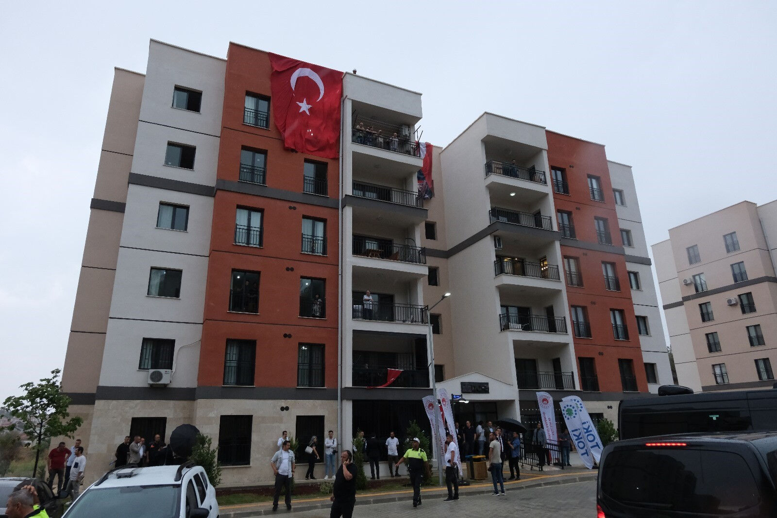 Bakan Kurum, TOKİ konutlarına yerleşen depremzedelerin mutluluklarını paylaştı - 1. Resim