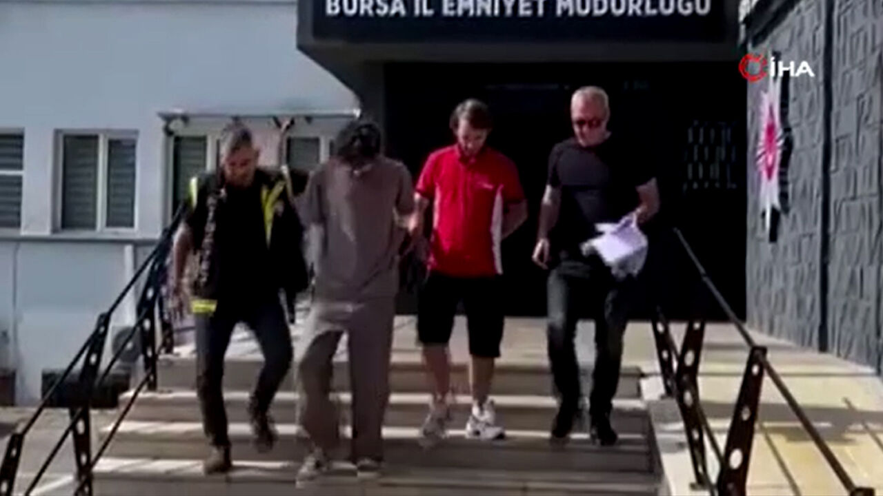 Bursa'da cinayet! 'Yan baktın' kavgasında canından oldu, hastane savaş alanına döndü - 2. Resim