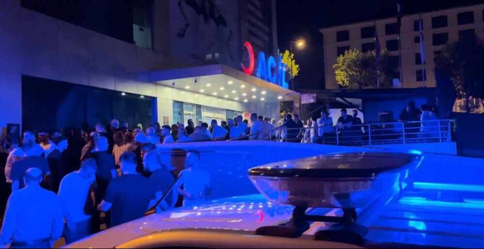 Bursa'da cinayet! 'Yan baktın' kavgasında canından oldu, hastane savaş alanına döndü - 2. Resim