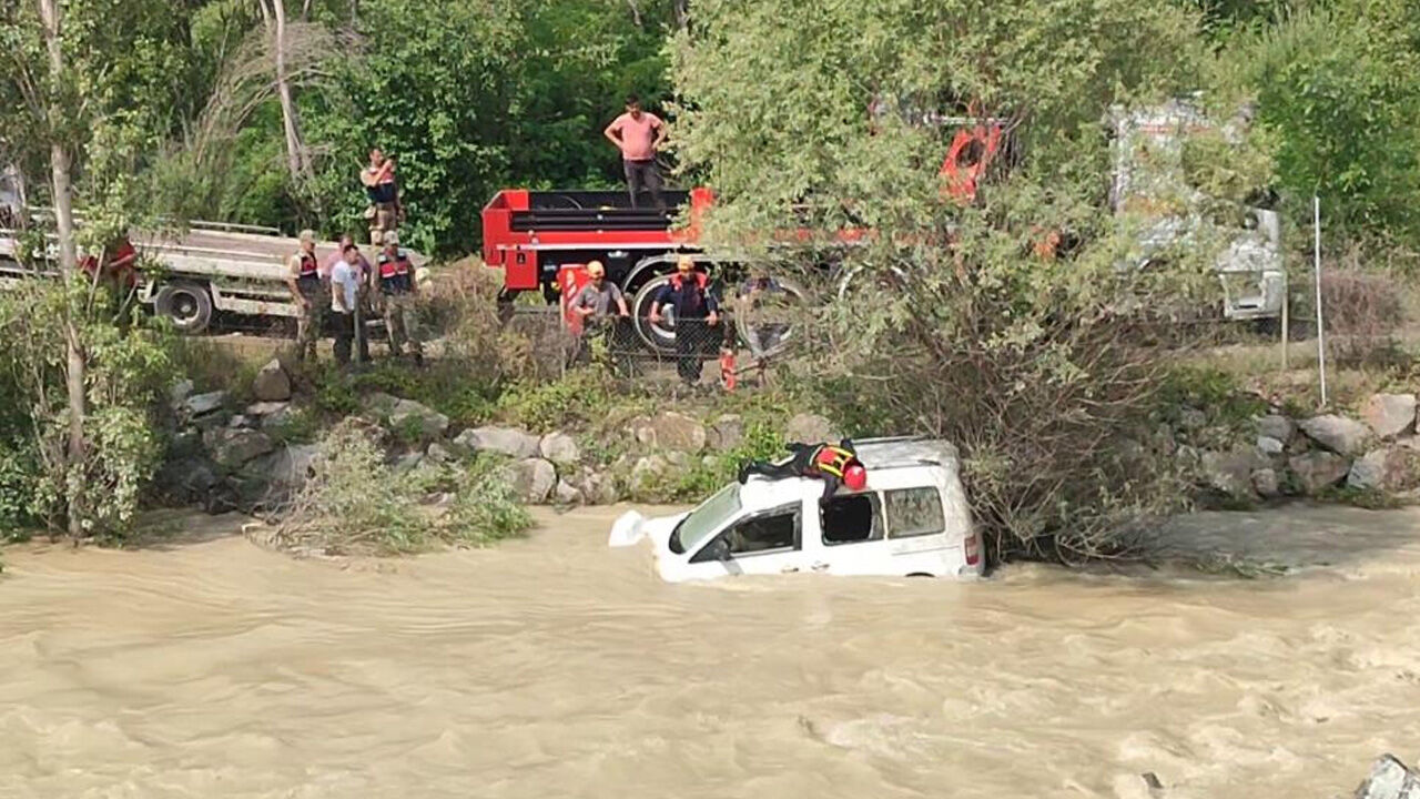 Erzurum'da heyelan faciası! Dereye sürüklenen otomobilde anne öldü, 10 aylık bebek kayıp Erzurum'da heyelan faciası! Dereye sürüklenen otomobilde anne öldü, 10 aylık bebek kayıp - 1. Resim