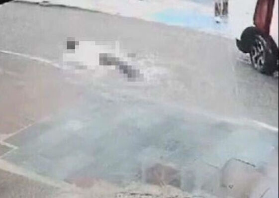 İzmir Alsancak'ta elektrik akımına kapılarak ölen Özge Ceren Deniz'in son görüntüleri ortaya çıktı İzmir Alsancak'ta elektrik akımına kapılarak ölen Özge Ceren Deniz'in son görüntüleri ortaya çıktı - 2. Resim