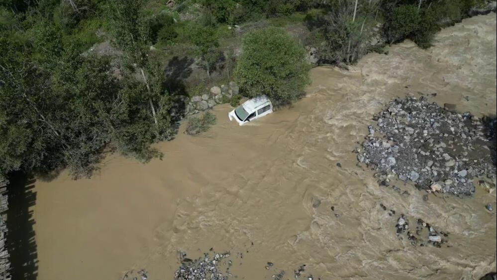 Kahreden olay! Heyelan sonrası dereye sürüklenen arabadaki bebek kayboldu Kahreden olay! Heyelan sonrası dereye sürüklenen arabadaki bebek kayboldu - 2. Resim