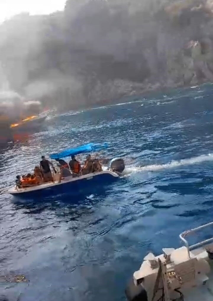 Marmaris'te ahşap tur teknesinde can pazarı! Cayır cayır yandı, bilanço ağırlaşıyor Marmaris'te tur teknesinde yangın çıktı! Yolcular tahliye edildi, yaralılar var - 3. Resim