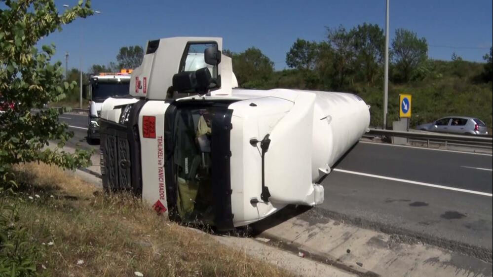 TEM Otoyolu yakın tankerinin devrilmesiyle trafik tamamen durdu - 2. Resim