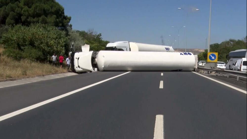 TEM Otoyolu yakın tankerinin devrilmesiyle trafik tamamen durdu - 1. Resim