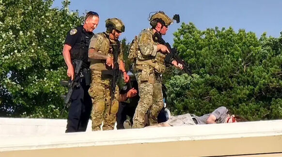 Trump'a saldıran Matthew Crooks'un suikast girişiminin görüntüleri ortaya çıktı Trump'a saldıran Matthew Crooks'un suikast girişiminin görüntüleri ortaya çıktı - 3. Resim