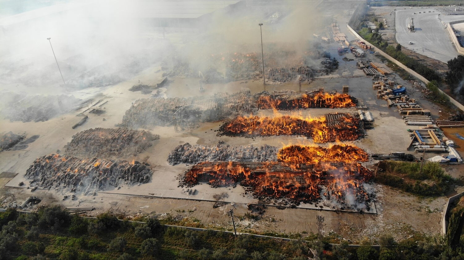 12 Temmuz günü Aydın Söke kağıt fabrikasında çıkan yangın henüz söndürülemedi 12 Temmuz günü Aydın Söke kağıt fabrikasında çıkan yangın henüz söndürülemedi - 1. Resim