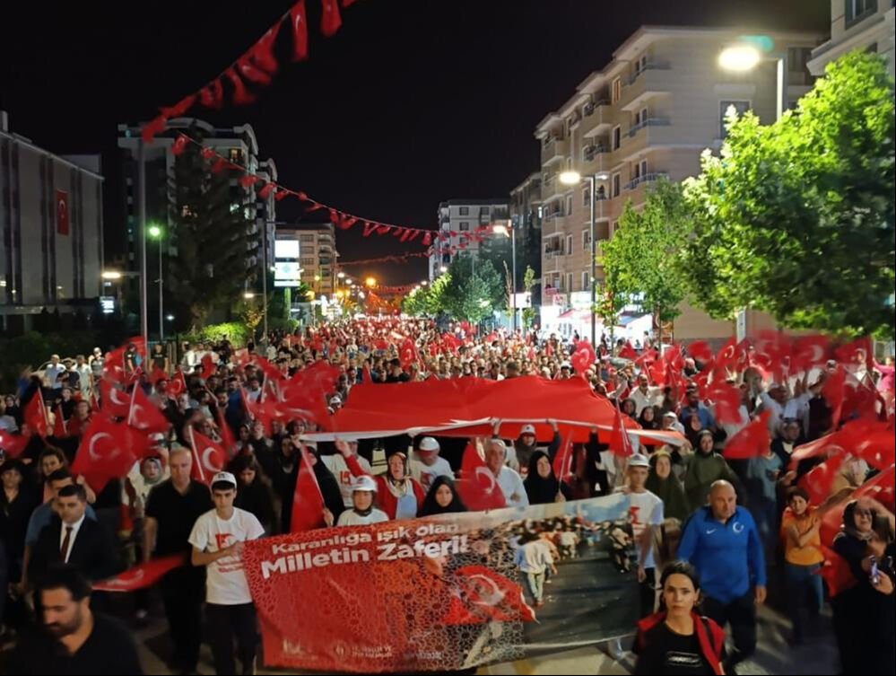 85 milyon 15 Temmuz nöbetinde! Türkiye darbe girişiminin 8. yıl dönümünde tek yürek oldu 85 milyon 15 Temmuz nöbetinde! Türkiye darbe girişiminin 8. yıl dönümünde tek yürek oldu - 2. Resim