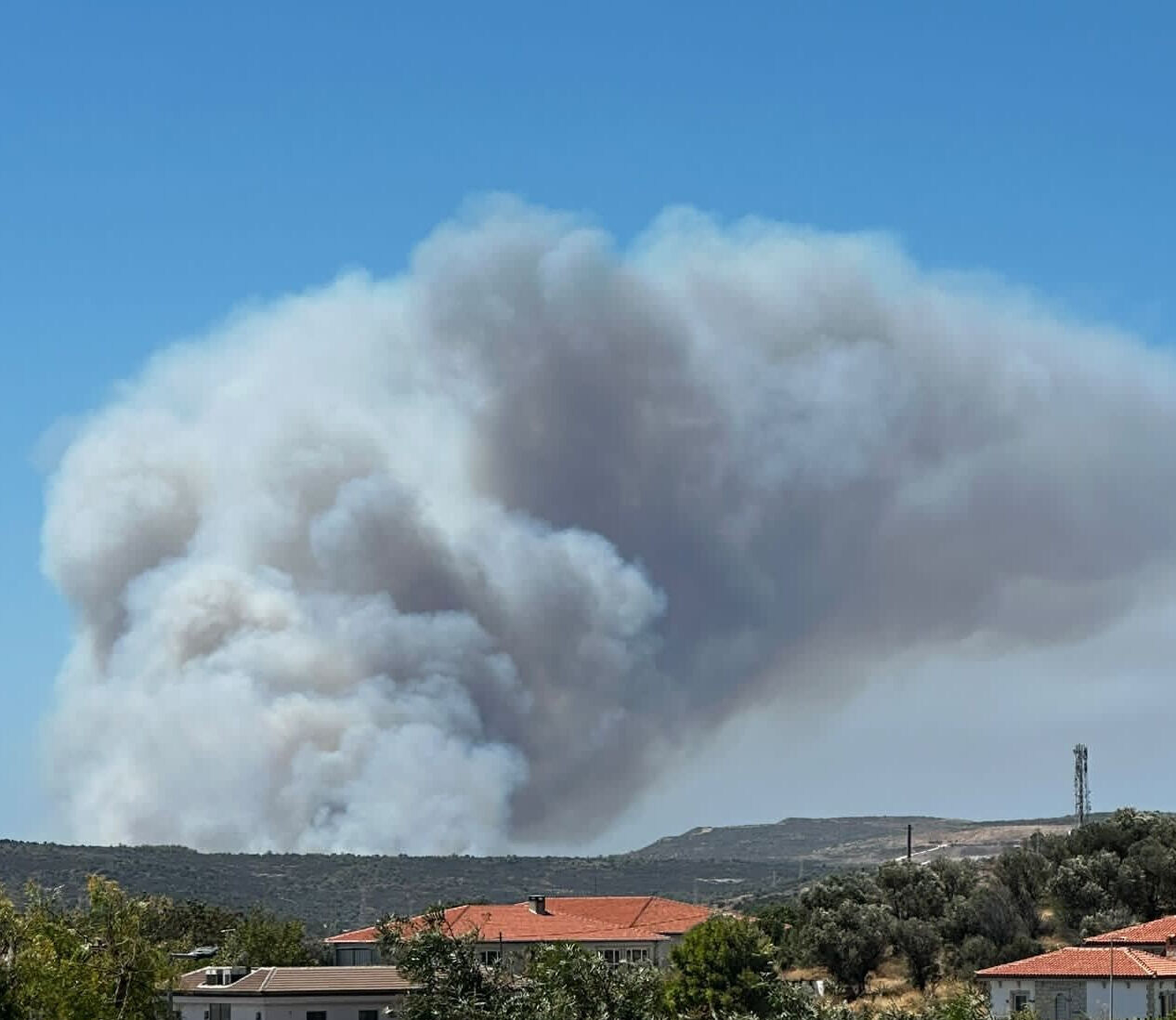 Çeşme Alaçatı’da çıkan yangın sonucunda 3 kişi hayatını kaybetti Çeşme Alaçatı’da çıkan yangın sonucunda 3 kişi hayatını kaybetti - 1. Resim