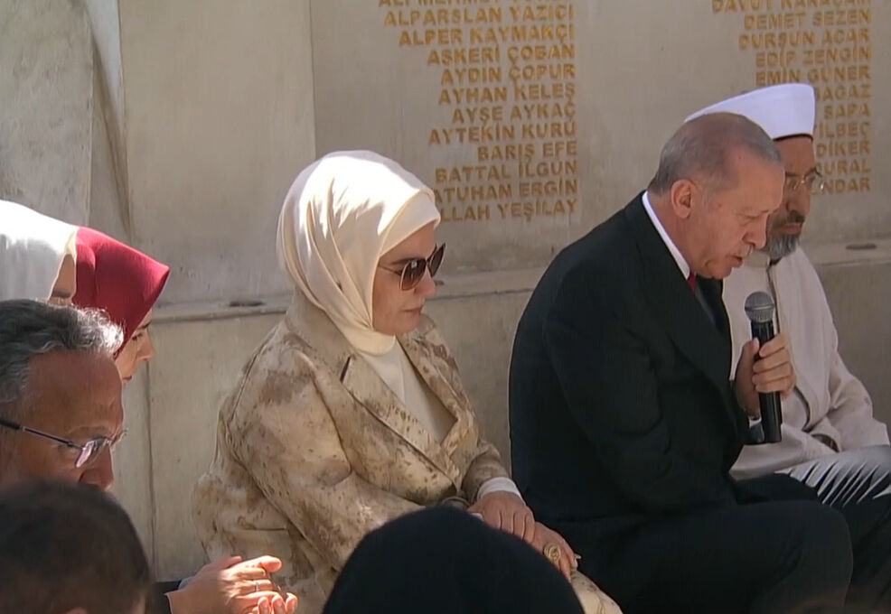 Cumhurbaşkanı Erdoğan 15 Temmuz Şehitler Makamı'nda Kur'an-ı Kerim okudu Cumhurbaşkanı Erdoğan 15 Temmuz Şehitler Makamı'nda Kur'an okudu - 1. Resim