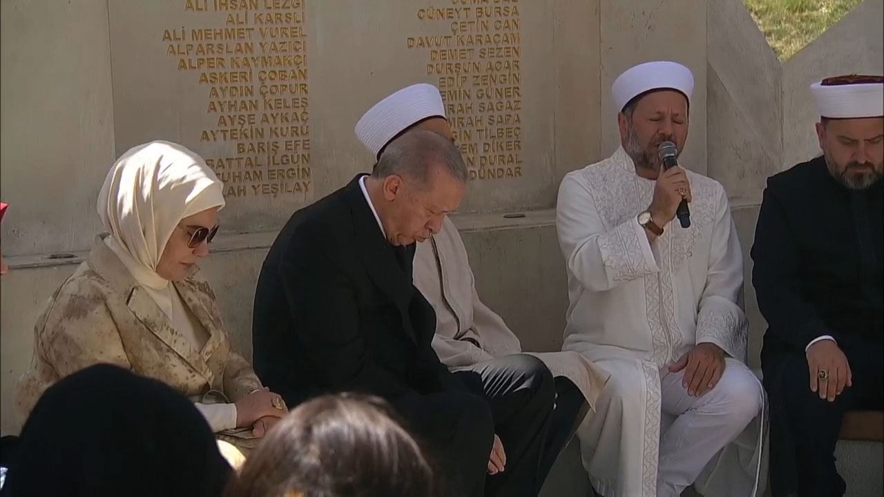 Cumhurbaşkanı Erdoğan 15 Temmuz Şehitler Makamı'nda Kur'an-ı Kerim okudu Cumhurbaşkanı Erdoğan 15 Temmuz Şehitler Makamı'nda Kur'an okudu - 2. Resim