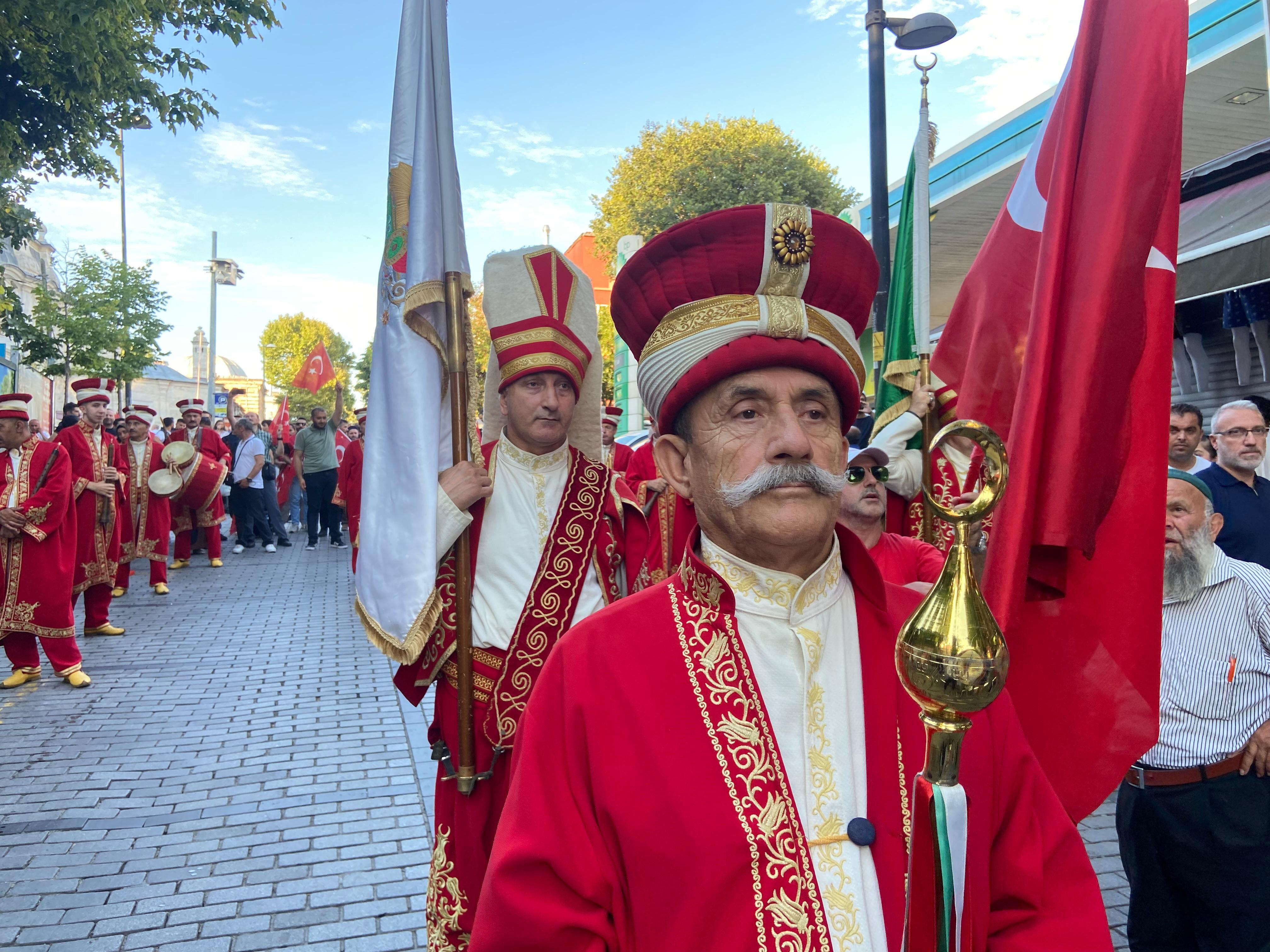 İstanbul'da 15 Temmuz yürüyüşü! Binlerce kişi Fatih Camii'nden Saraçhane'ye doğru gidiyor - 2. Resim