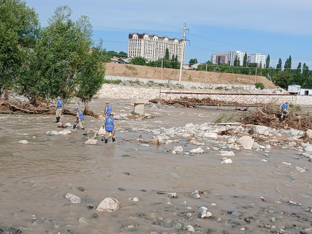Kırgızistan’ı sel vurdu! Bir çocuk öldü, çok sayıda kayıp var Kırgızistan’ı sel vurdu! Bir çocuk öldü, çok sayıda kayıp var - 3. Resim
