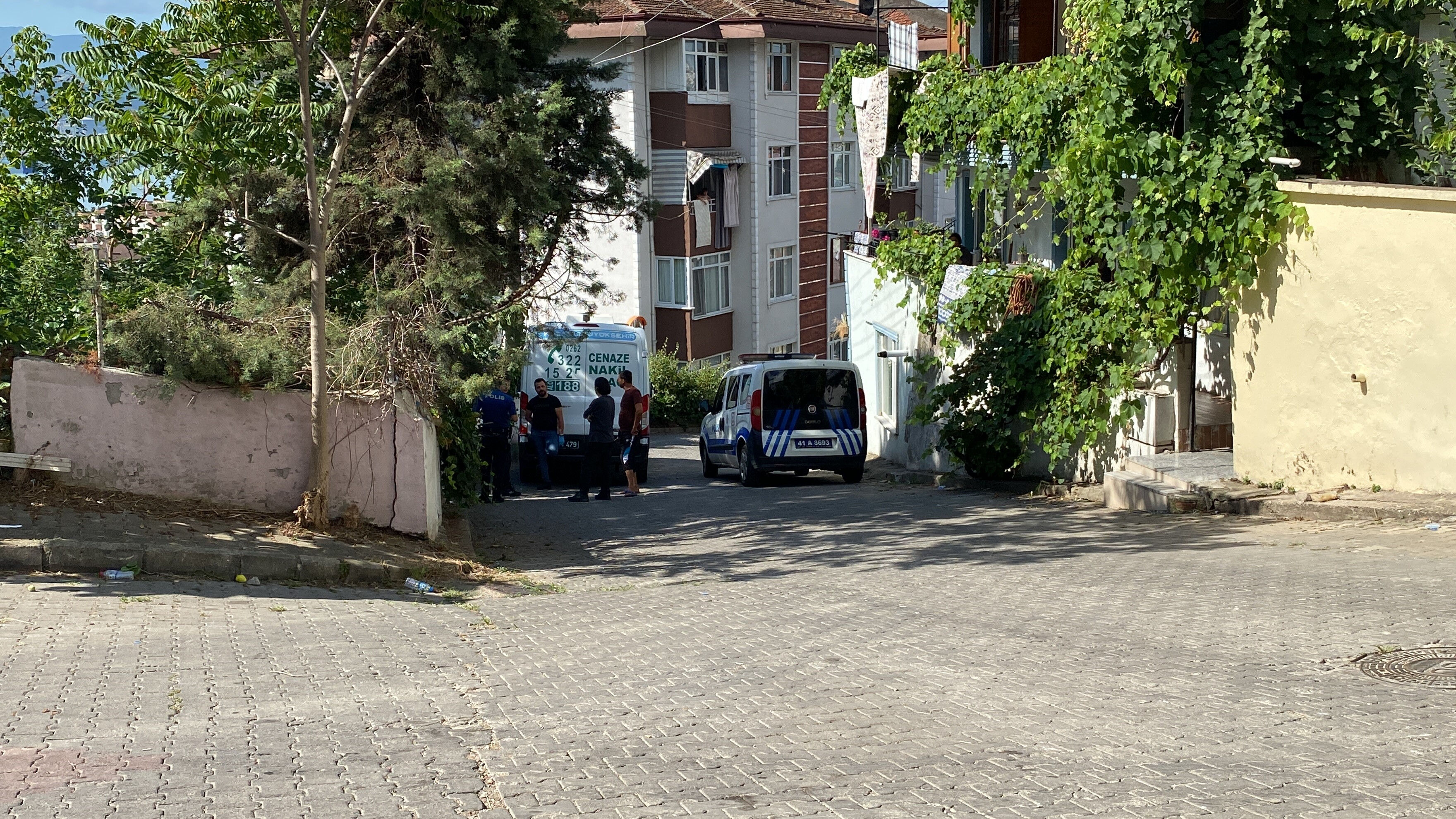 Mahalledeki kötü kokunun sebebi ceset çıktı! Mahalledeki kötü kokunun sebebi ceset çıktı! - 1. Resim