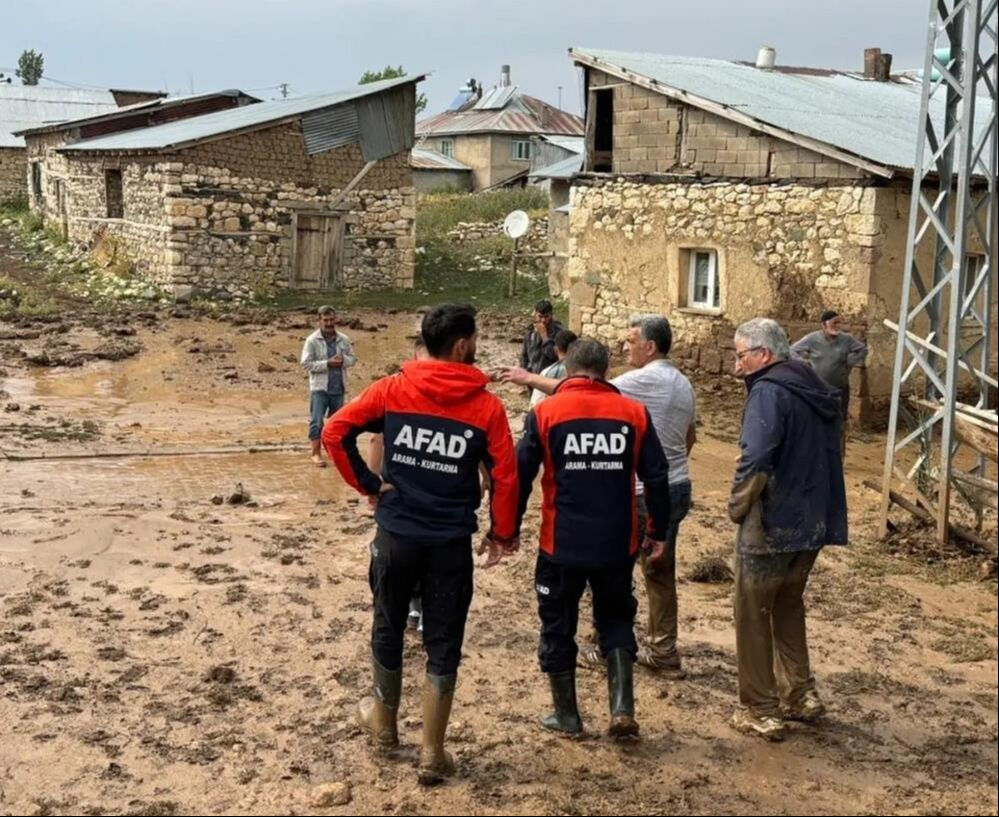 Meteoroloji uyarmıştı... 5 ili sağanak yağış vurdu! Ev ve iş yerlerini su bastı Meteoroloji uyarmıştı... 5 ili sağanak yağış vurdu! Ev ve iş yerlerini su bastı - 3. Resim