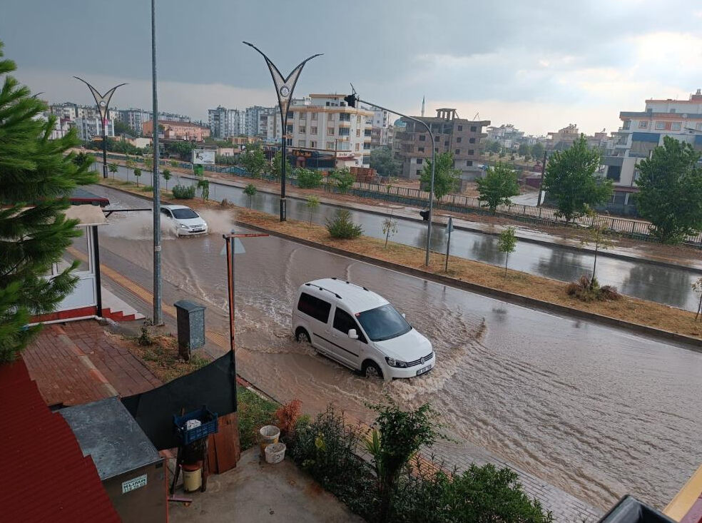 Meteoroloji uyarmıştı... 5 ili sağanak yağış vurdu! Ev ve iş yerlerini su bastı Meteoroloji uyarmıştı... 5 ili sağanak yağış vurdu! Ev ve iş yerlerini su bastı - 2. Resim