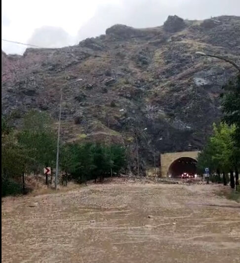 Meteoroloji uyarmıştı... 5 ili sağanak yağış vurdu! Ev ve iş yerlerini su bastı Meteoroloji uyarmıştı... 5 ili sağanak yağış vurdu! Ev ve iş yerlerini su bastı - 4. Resim