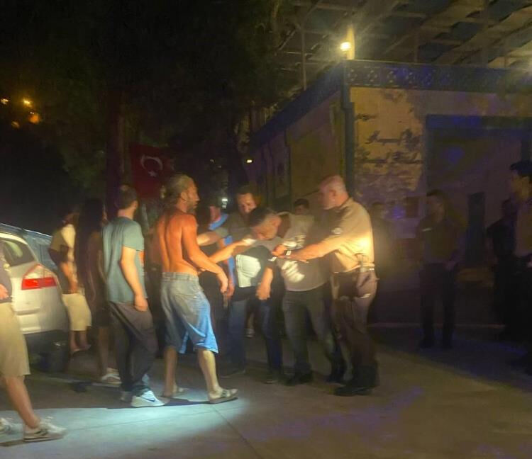 Plajda kan aktı! Son uyarıyı kale almadılar, hastanelik oldular - 2. Resim