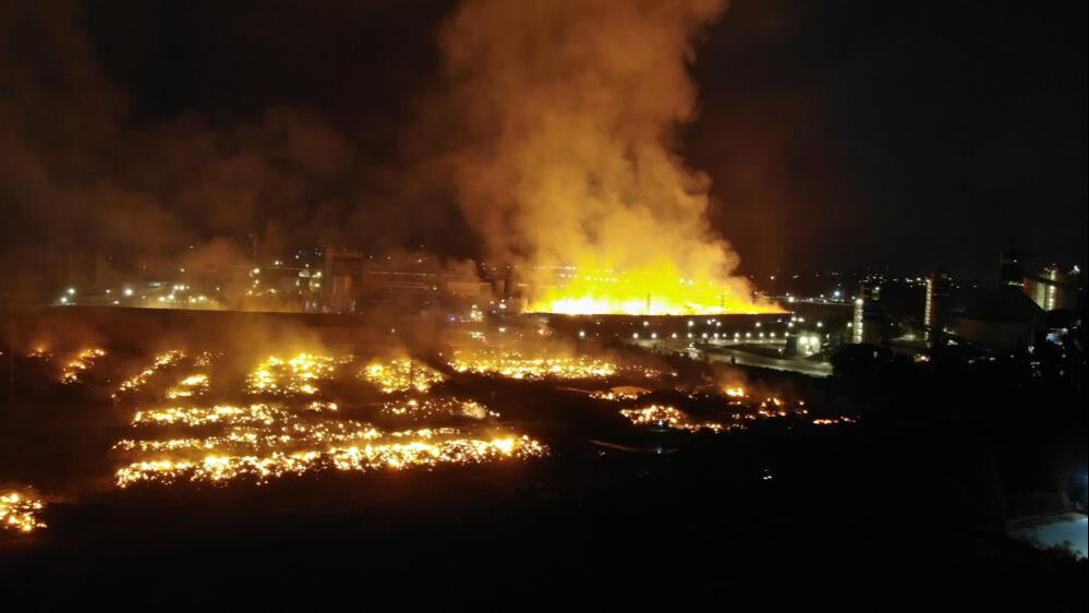S&ouml;nd&uuml;r&uuml;lemedi! Aydın'daki kağıt deposu 3 g&uuml;nd&uuml;r yanıyor - 1. Resim