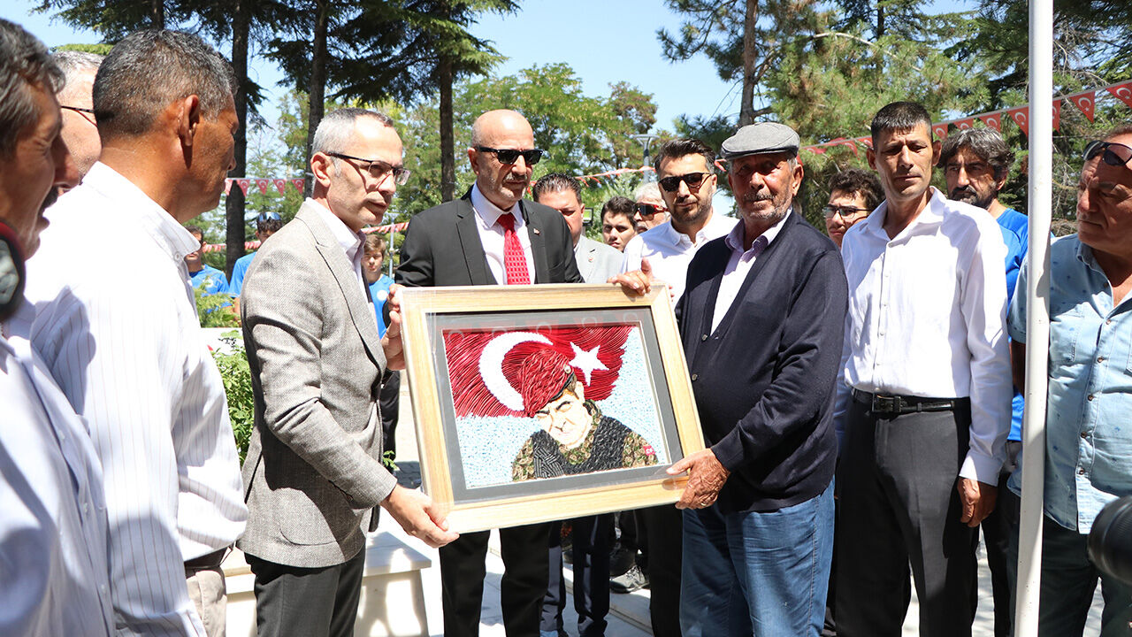 Unutulmadı, unutulmayacak! 15 Temmuz kahramanı Şehit &Ouml;mer Halisdemir'in kabrine ziyaret&ccedil;i akını - 4. Resim