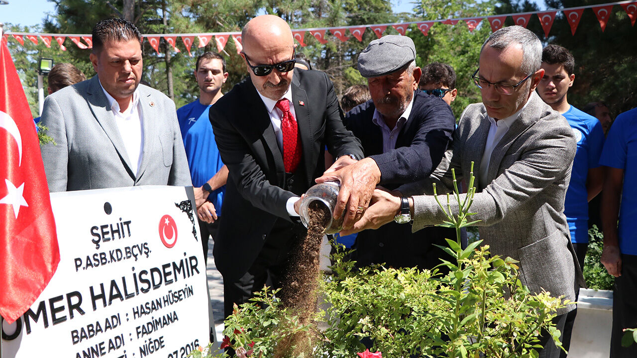 Unutulmadı, unutulmayacak! 15 Temmuz kahramanı Şehit &Ouml;mer Halisdemir'in kabrine ziyaret&ccedil;i akını - 1. Resim