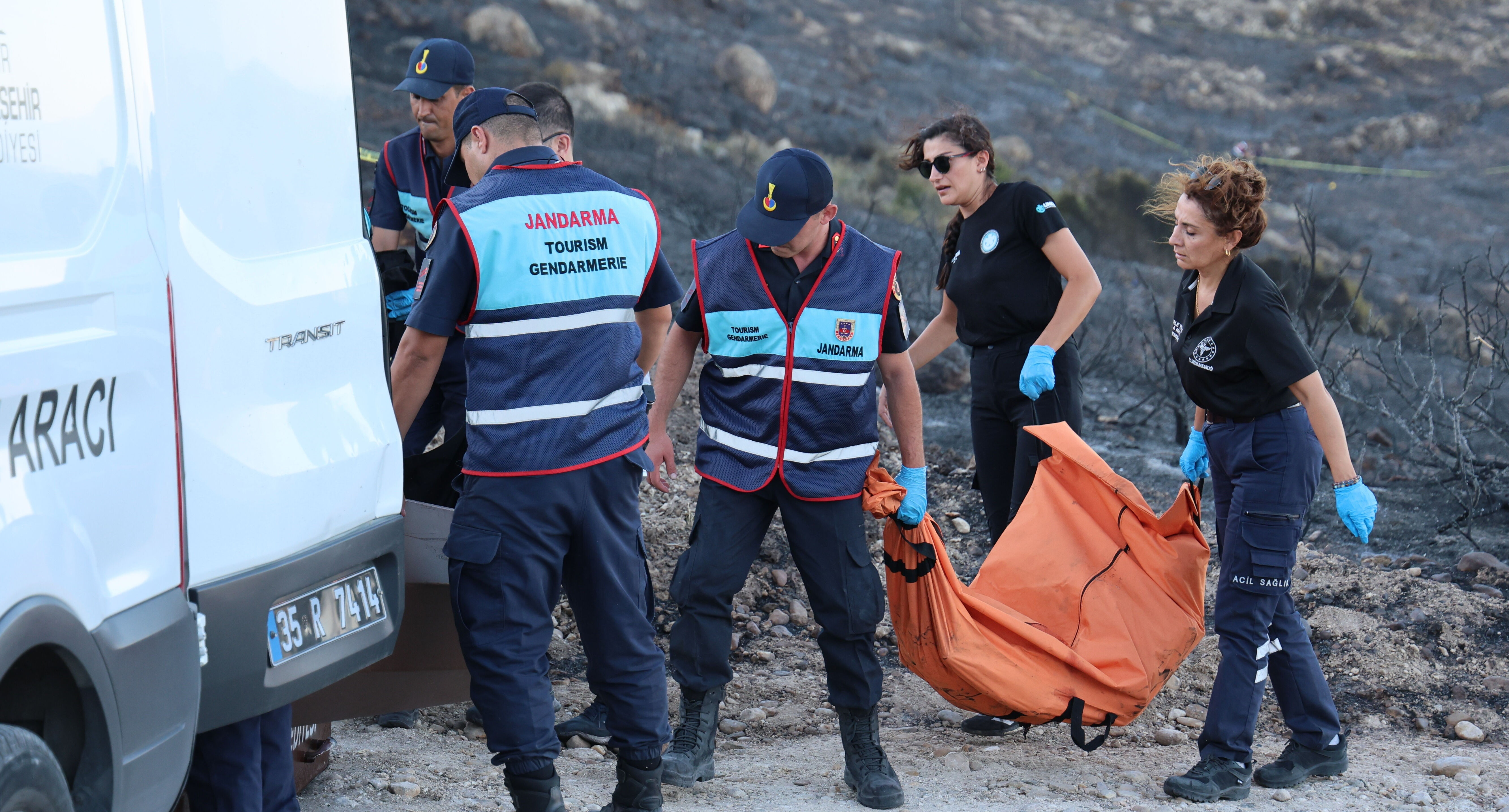 3 kişinin can verdiği yangın bahçedeki kaynak işi yüzünden çıkmış 3 kişinin can verdiği yangın bahçedeki kaynak işi yüzünden çıkmış - 1. Resim