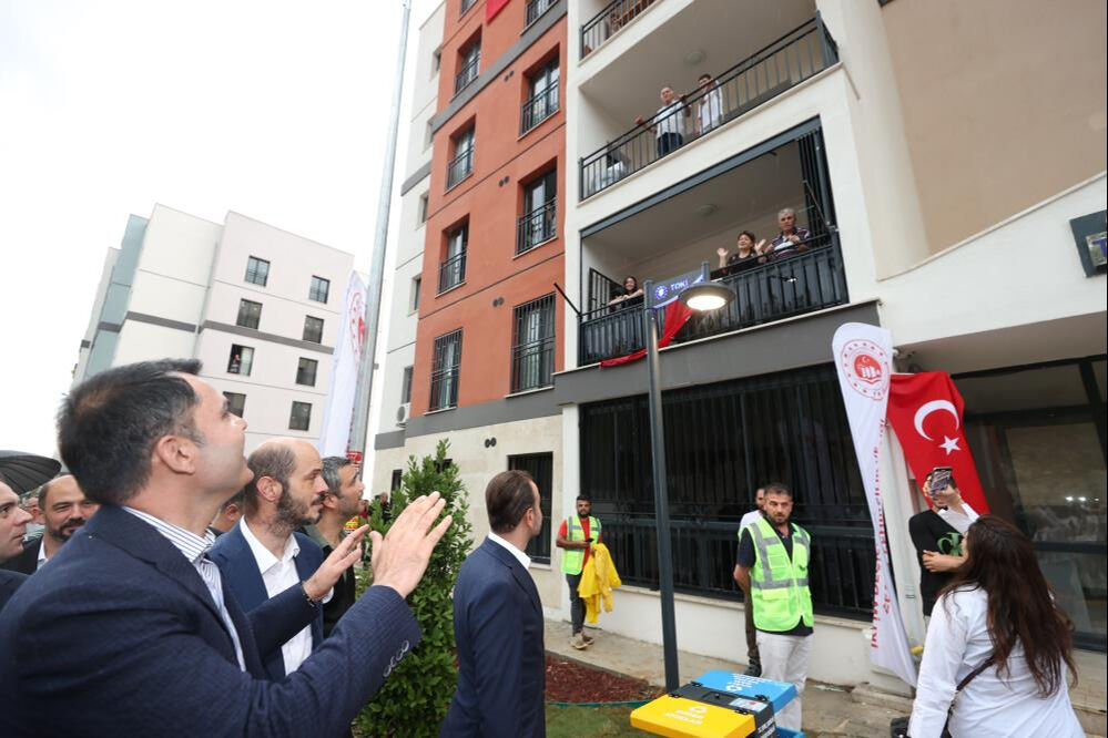 Adana ve Osmaniye'de depremin izleri siliyor! Bakan Murat Kurum'dan evlerine kavuşan ailelere ziyaret - 1. Resim