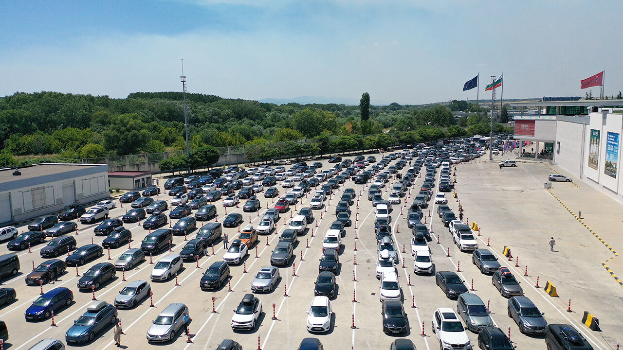 Akın akın geliyorlar! 800 bin gurbetçi Türkiye'ye giriş yaptı Akın akın geliyorlar! 800 bin gurbetçi Türkiye'ye giriş yaptı - 1. Resim