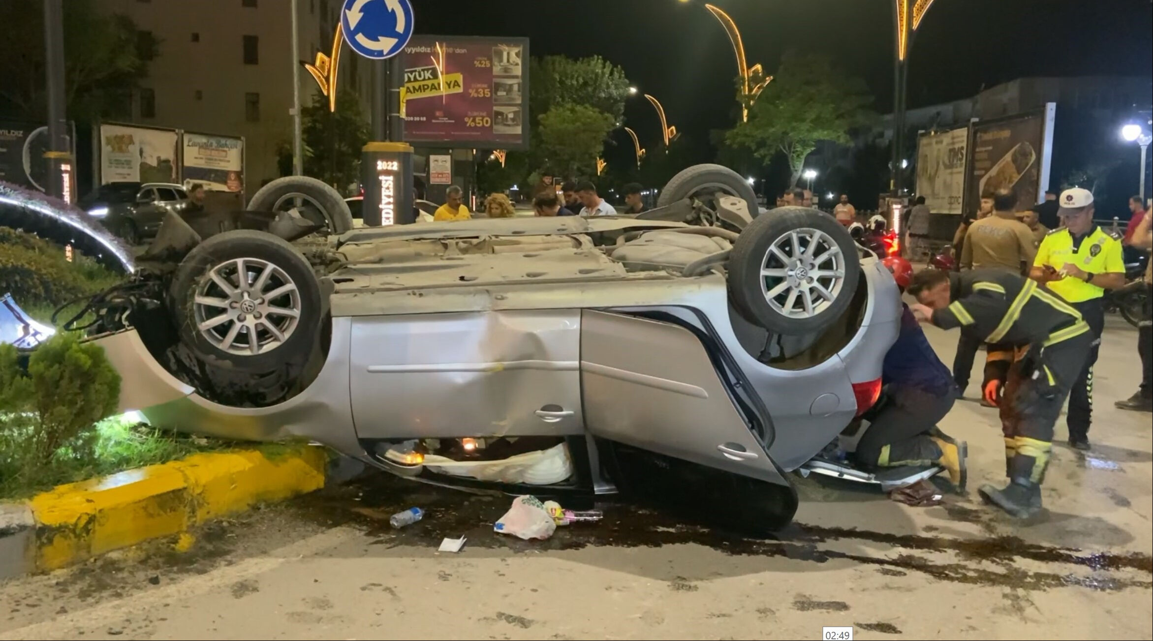 Araç takla atıp ters döndü! Kendini unuttu, hamile arkadaşına koştu - 1. Resim