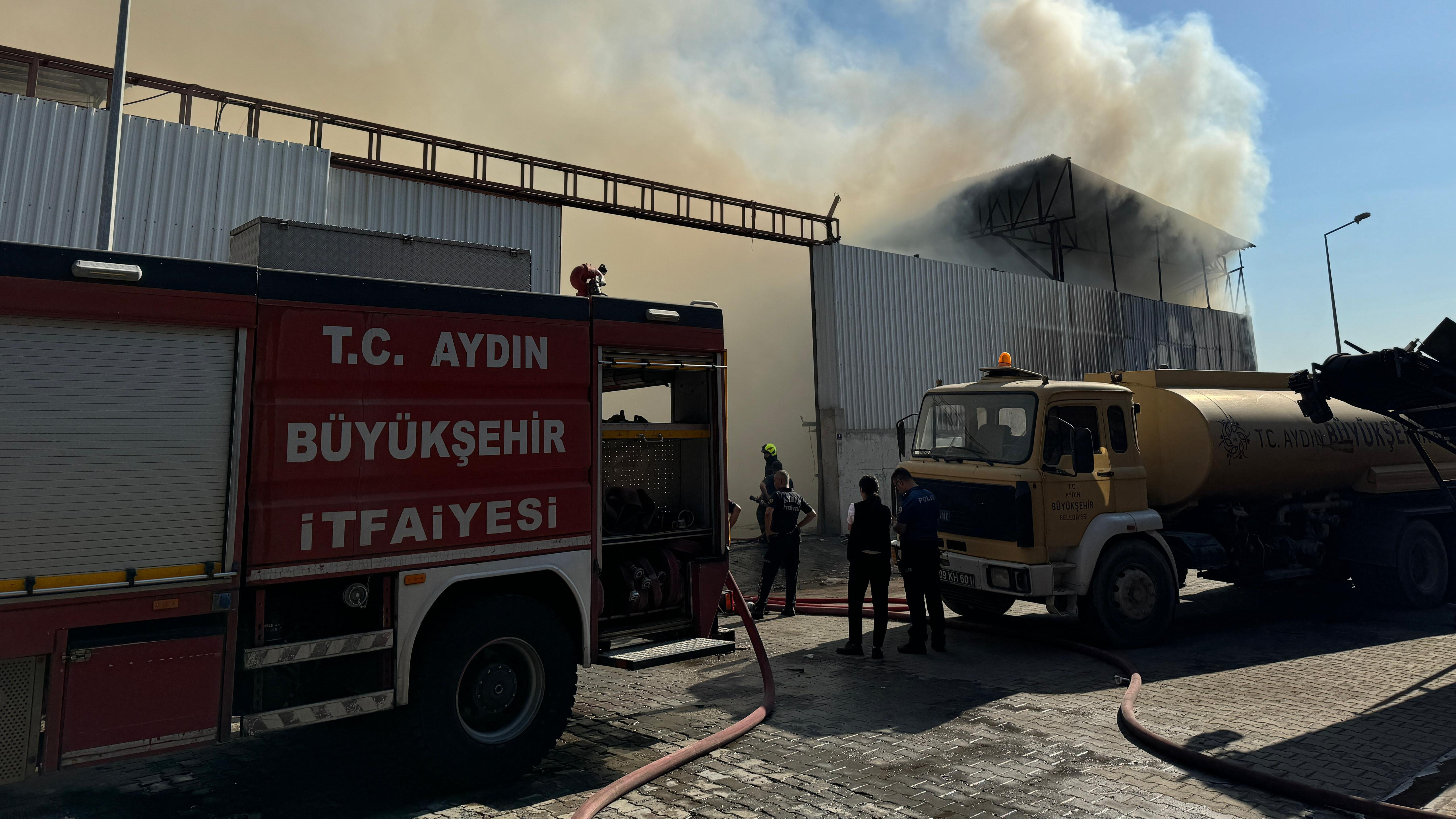 Aydın'da geri dönüşüm fabrikası deposunda yangın! Ekipler olay yerinde - 1. Resim