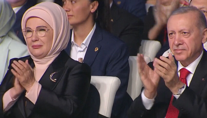 Şarkıcı Azerin bozkurt selamı verdi, Cumhurbaşkanı Erdoğan ve eşi alkışladı Azerin bozkurt selamı verdi, Cumhurbaşkanı Erdoğan ve eşi alkışladı - 2. Resim
