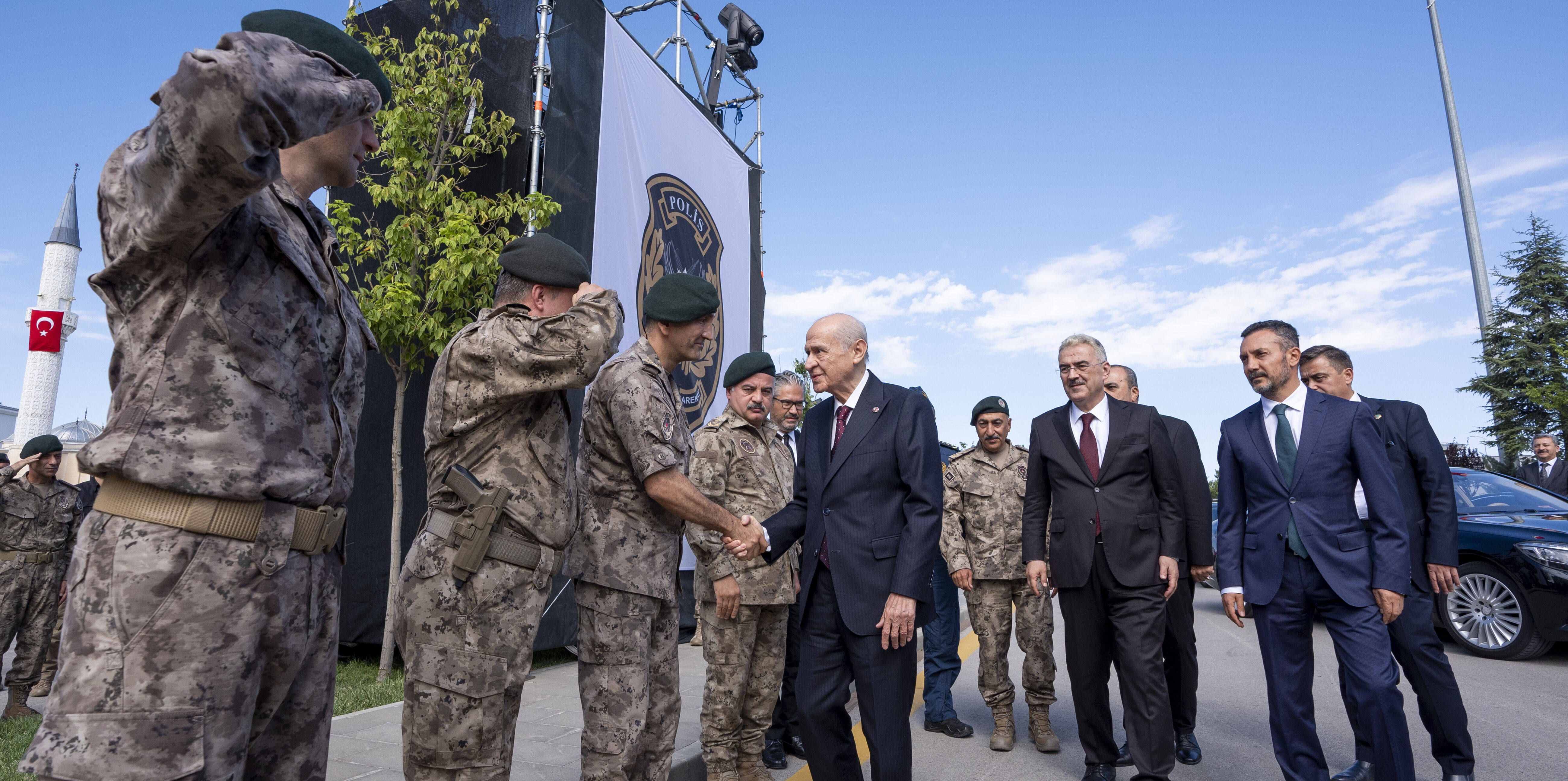 Bahçeli'den Özel Harekat Başkanlığı ziyareti! Elini öperek uğurladılar - 1. Resim