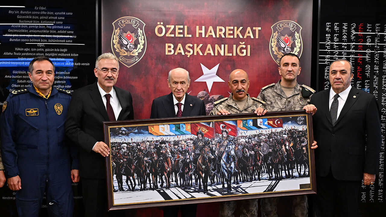 Bahçeli'den Özel Harekat Başkanlığı ziyareti! Elini öperek uğurladılar - 2. Resim