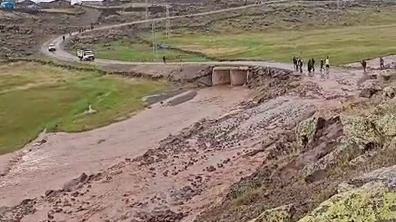 Erzurum ve çevresindeki sağanak yağış sele döndü! Belediye başkanı isyan etti: Bugün ikinci felaketi yaşadık - 1. Resim