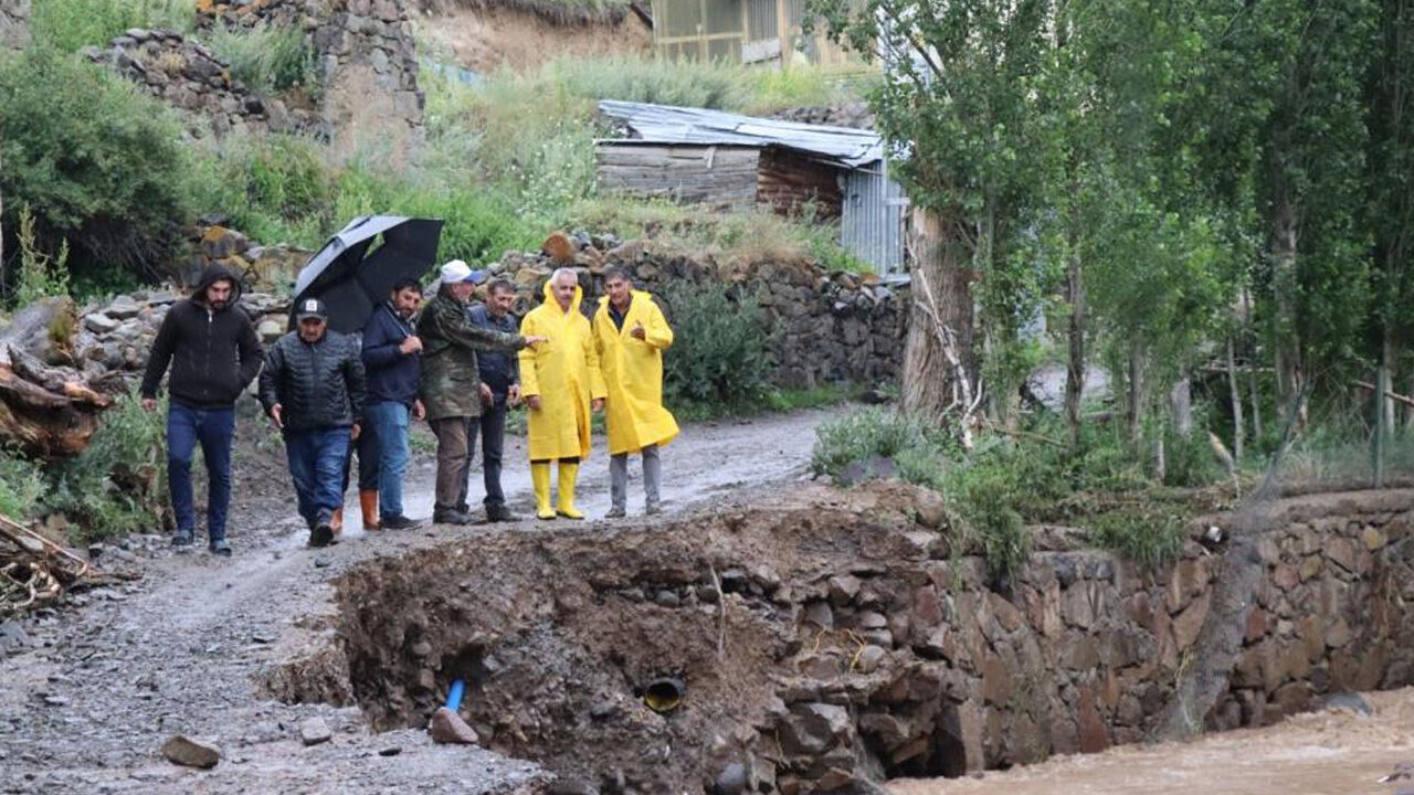 Erzurum ve çevresindeki sağanak yağış sele döndü! Belediye başkanı isyan etti: Bugün ikinci felaketi yaşadık - 3. Resim