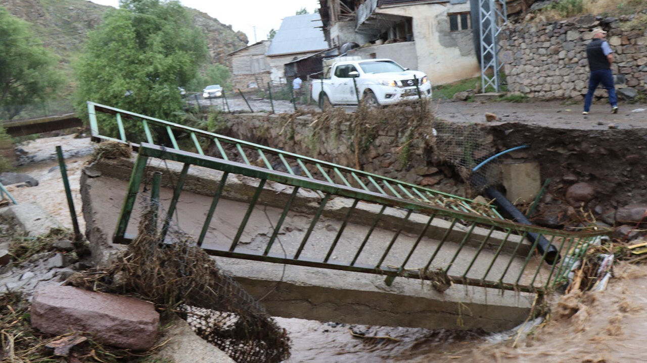 Erzurum ve çevresindeki sağanak yağış sele döndü! Belediye başkanı isyan etti: Bugün ikinci felaketi yaşadık - 2. Resim