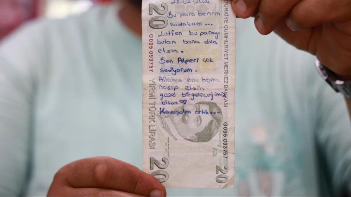 Gen&ccedil; kızın verdiği 20 TL sadakanın &uuml;zerine yazdığı not şaşırttı - 3. Resim