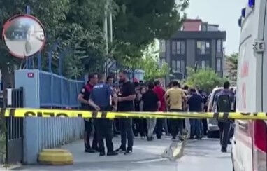 Küçükçekmece Cumhuriyet Mahallesi'nde silahlı çatışma sonucu 3 kişi yaralandı - 1. Resim
