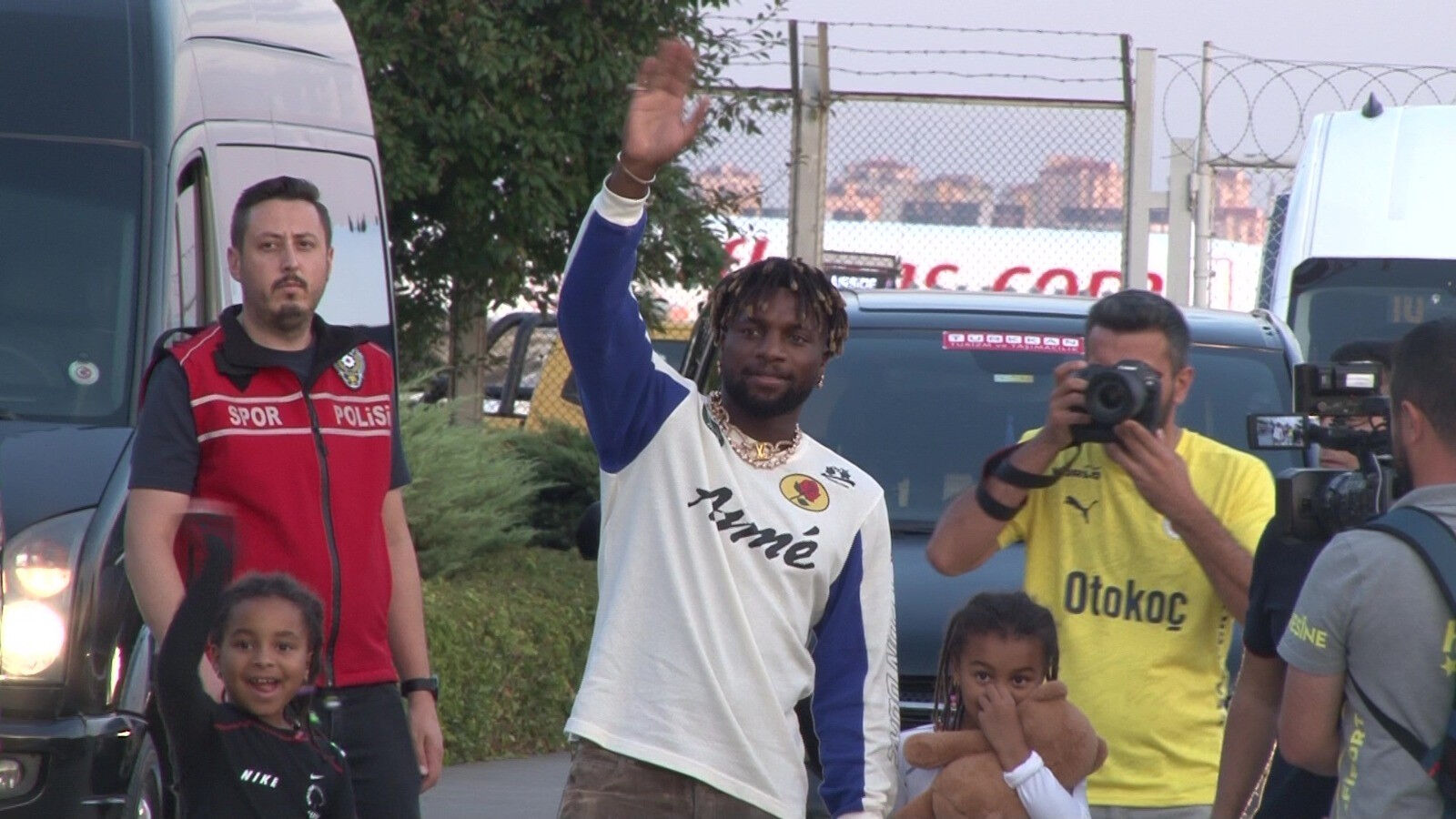 Mourinho'nun gözdesi Allan Saint-Maximin resmen Fenerbahçe'de! Mourinho'nun gözdesi Allan Saint-Maximin resmen Fenerbahçe'de! - 1. Resim