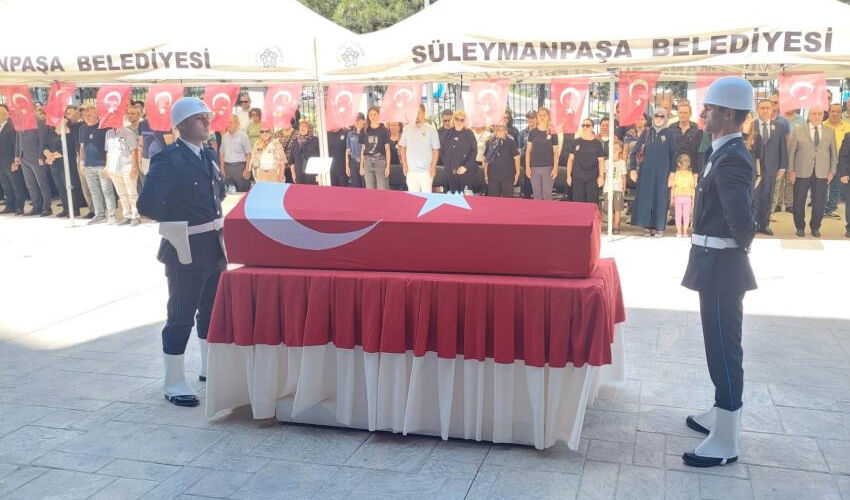 Polis memuru Günay Vardar kanserden vefat etti, cenazede gözyaşları sel oldu Polis memuru Günay Vardar kanserden vefat etti, cenazede gözyaşları sel oldu - 2. Resim