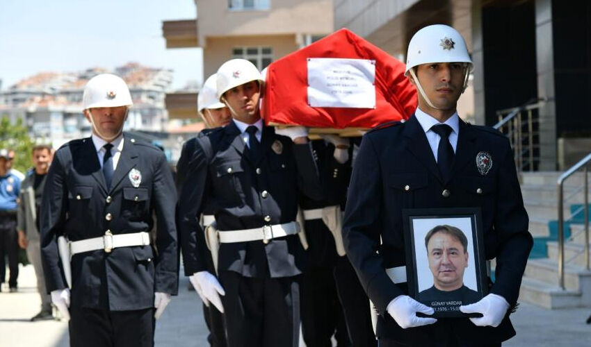 Polis memuru Günay Vardar kanserden vefat etti, cenazede gözyaşları sel oldu Polis memuru Günay Vardar kanserden vefat etti, cenazede gözyaşları sel oldu - 1. Resim