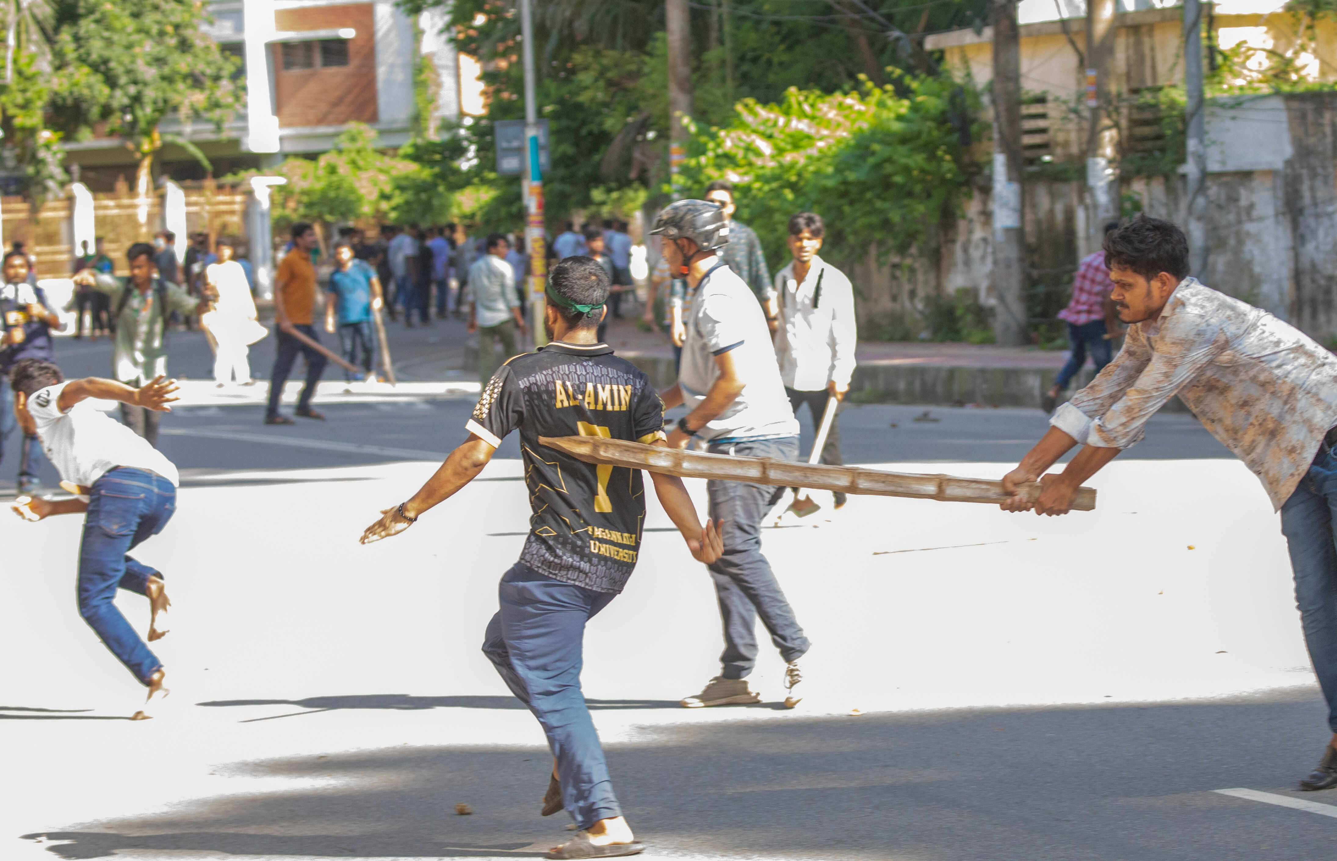 Sokaklar yangın yeri! Polis sert müdahalede bulundu, 400'den fazla kişi yaralandı Sokaklar yangın yeri! Polis sert müdahalede bulundu, 400'den fazla kişi yaralandı - 2. Resim