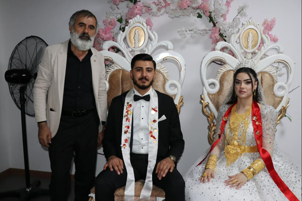 Van'daki Küresünniler aşireti düğününde geline 3 kilo altın ve 4 milyon TL takıldı - 3. Resim